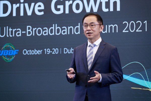 Ryan Ding, director ejecutivo de la junta y presidente del Grupo de Negocios de Operadores de Huawei, habló en el UBBF 2021. (PRNewsfoto/Huawei)