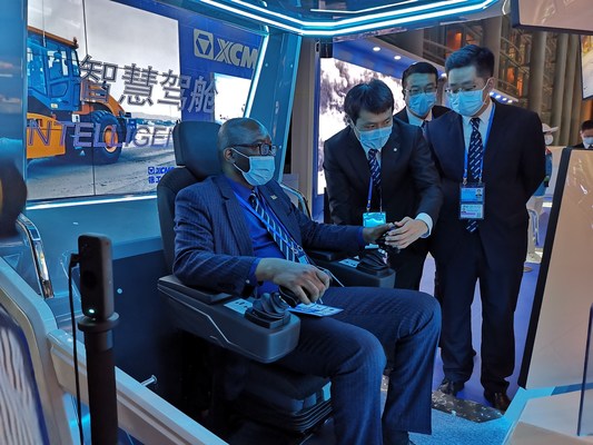 La cabina inteligente 5G de XCMG atrajo gran atención en la segunda Conferencia Mundial de Transporte Sostenible de las Naciones Unidas, ofreciendo una experiencia interactiva que permite a los visitantes controlar de manera remota la apisonadora no tripulada de XCMG en Xuzhou a través de auriculares de RV en tiempo real. (PRNewsfoto/XCMG)