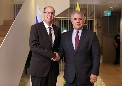 Colombian President Ivan Duque (right) and Start-Up Nation Central CEO Avi Hasson shake hands during the president’s visit to Start-Up Nation Central headquarters in Tel Aviv. (Credit: Vered Farkash).